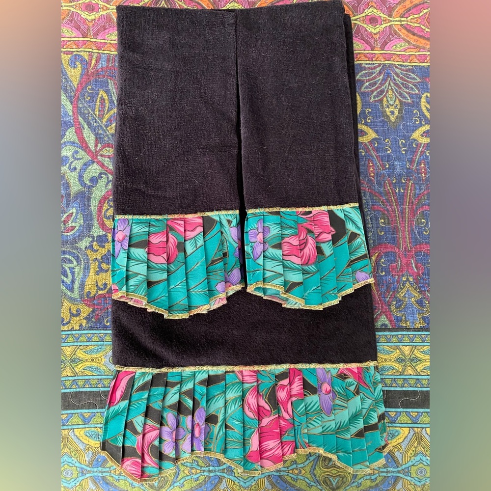 1 Black bath towel w/ 4” bright florals at bottom w/ 2 matching hand towels